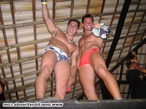 10P Sexy bodied dude is topless at the beach posing their abs