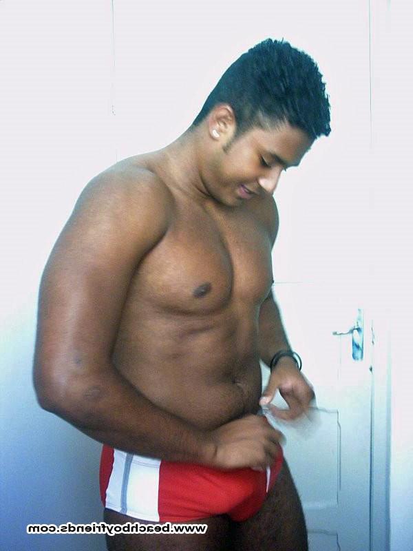 10P Sexy bodied dude is topless at the beach posing their abs