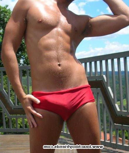 10P Sexy bodied dude is topless at the beach posing their abs