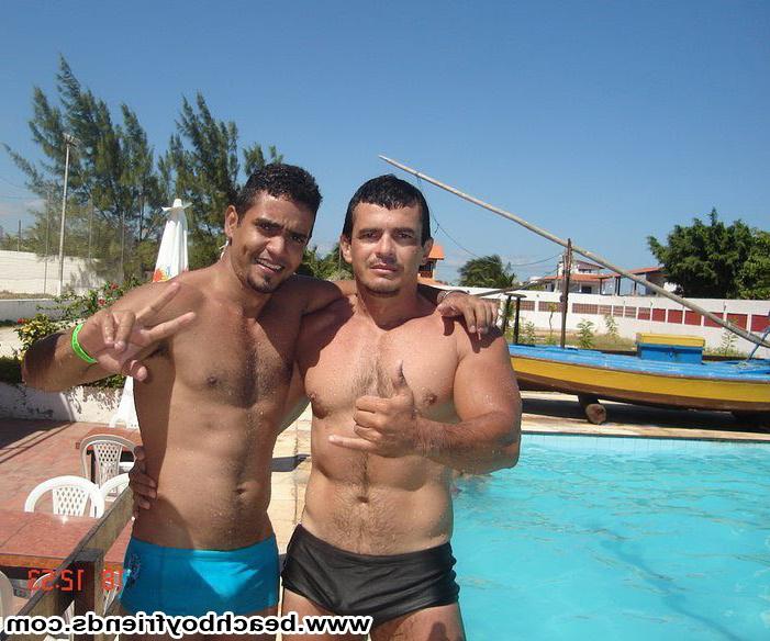 10P Amateur hunk boys wearing their tight trunks at the beach