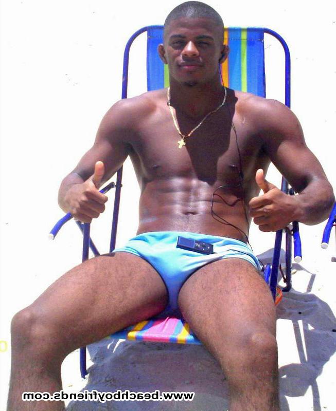 10P Amateur hunk boys wearing their tight trunks at the beach