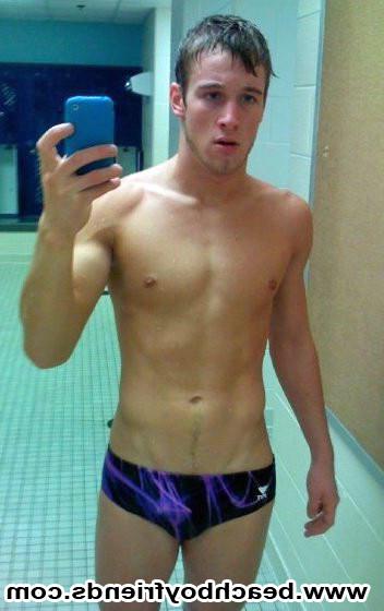 10P Amateur hunk boys wearing their tight trunks at the beach