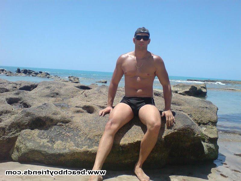 10P Amateur hunk boys wearing their tight trunks at the beach