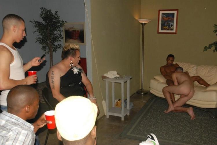 10P Kinky black guy doing a sexy dance while stripping