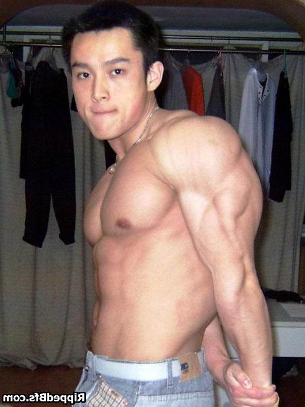 10P Muscular bfs likes showing their hot bodies on cam