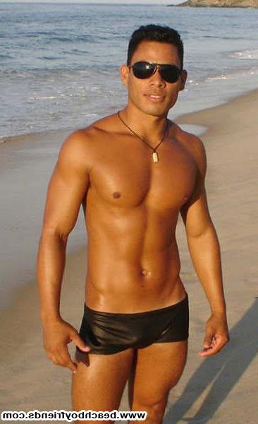 10P Amatuer beach boys get naughty and teases outdoors
