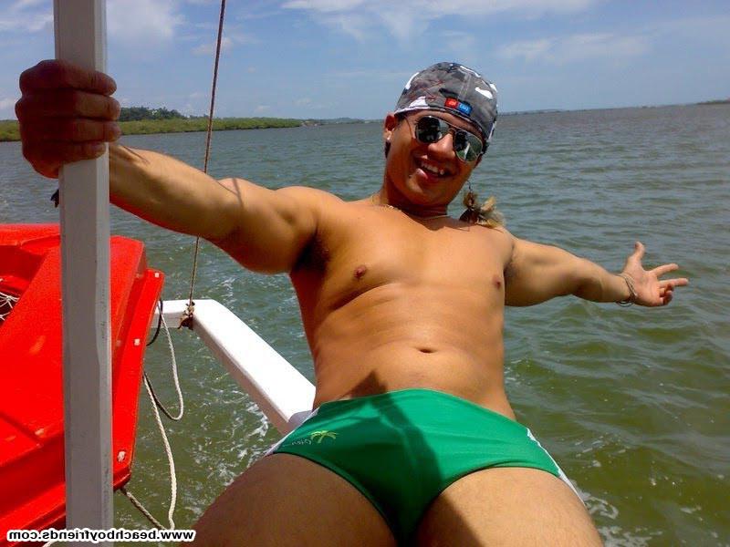 10P Amatuer beach boys get naughty and teases outdoors
