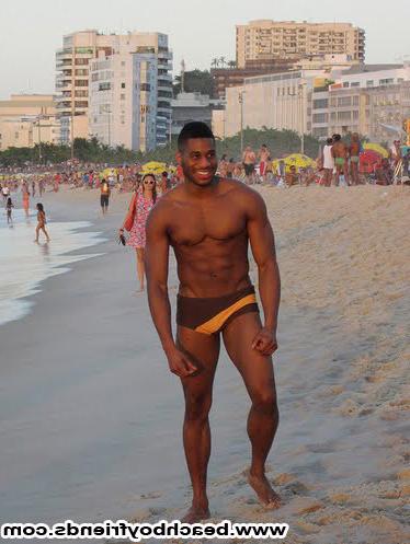 10P Good looking amatuer hunks on the beach having fun