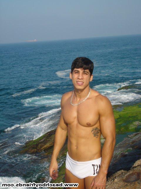 10P Good looking amatuer hunks on the beach having fun