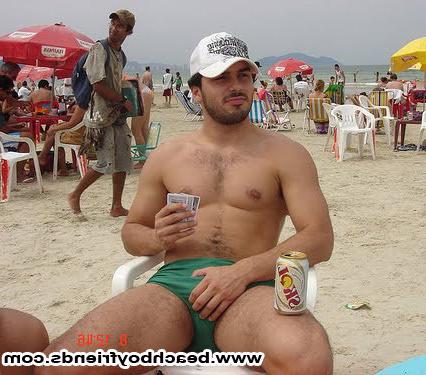 10P Good looking amatuer hunks on the beach having fun