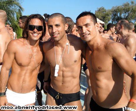 10P Good looking amatuer hunks on the beach having fun