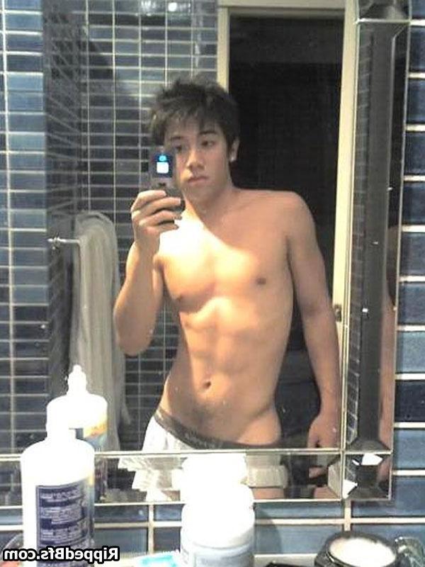 10P Gemischte Fotos von heißen und jungen, muskulösen Kerlen, die angeben