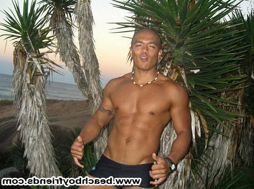 10P Hot guys teases us with their sexy trunks on the beach