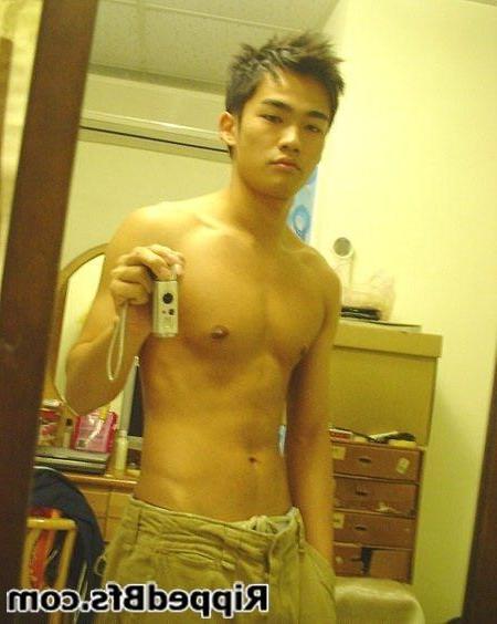 10P Hot guys just love their muscular bodies and shows it on cam