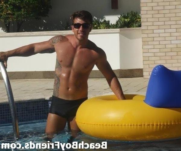10P Hot pictures and videos of amateur guys by the Sea