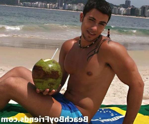 10P Sexy amateur hunks posing in their trunks on the beach