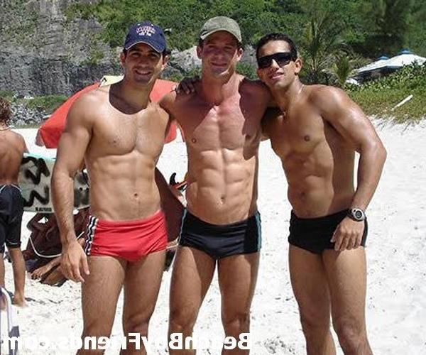 10P Sexy amateur hunks posing in their trunks on the beach