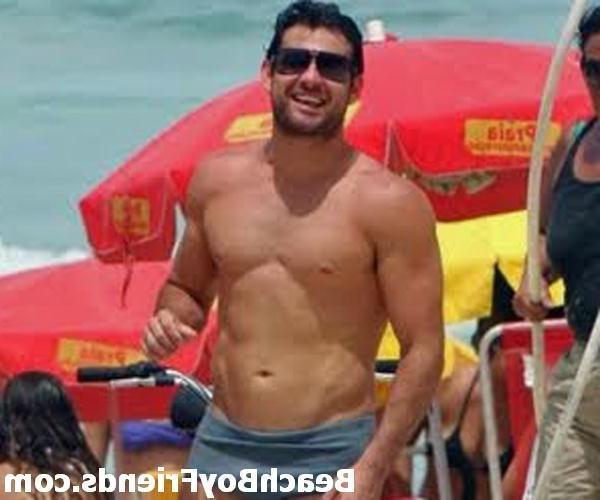 10P Sexy amateur hunks posing in their trunks on the beach