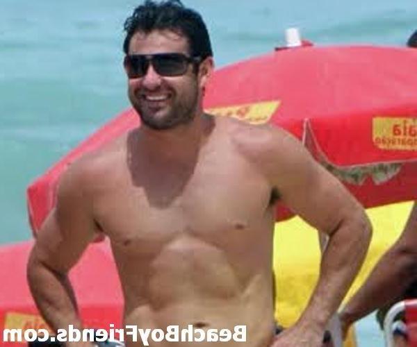 10P Sexy amateur hunks posing in their trunks on the beach