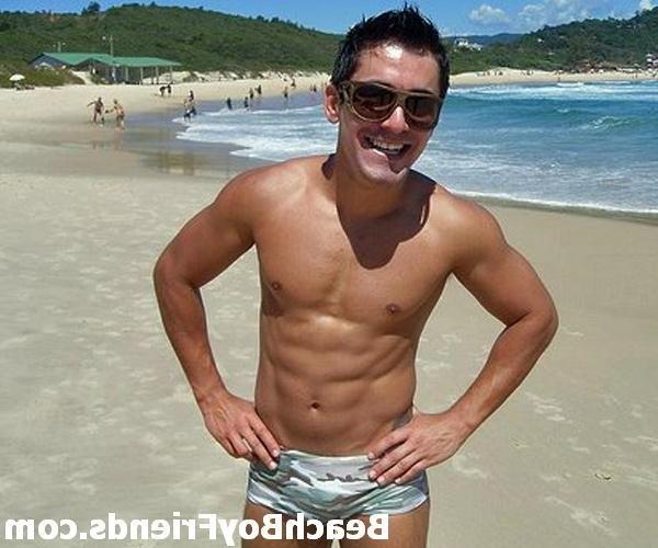 10P Sexy amateur hunks posing in their trunks on the beach