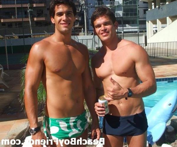 10P Sexy amateur hunks posing in their trunks on the beach