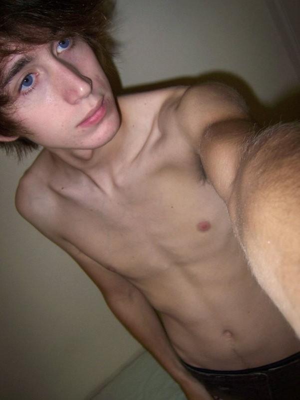 15P Random photos of twinks posing nude