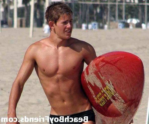 10P Sexy amatuer guys flaunt their masculine bodies at the beach