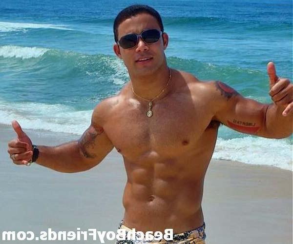 10P Sexy amatuer guys flaunt their masculine bodies at the beach