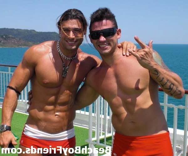 10P Sexy amatuer guys flaunt their masculine bodies at the beach