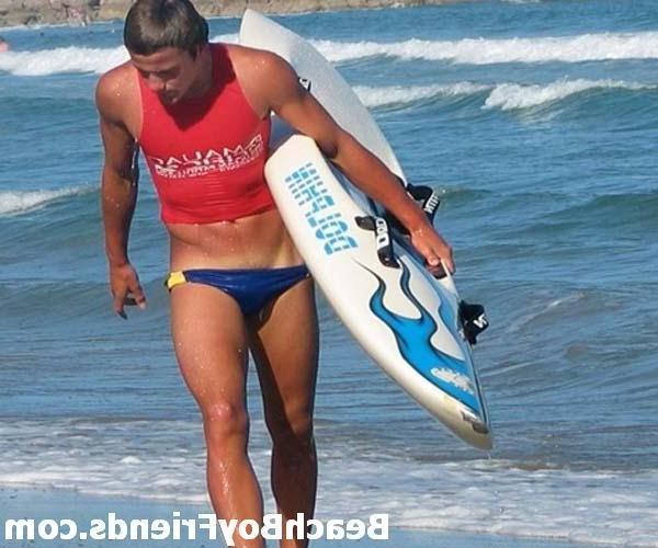 10P Sexy amatuer guys flaunt their masculine bodies at the beach