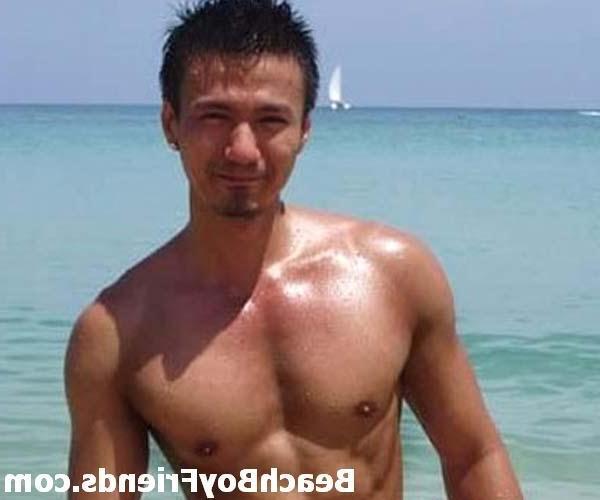 10P Sexy amatuer guys flaunt their masculine bodies at the beach