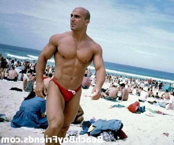 10P Sexy amatuer guys flaunt their masculine bodies at the beach
