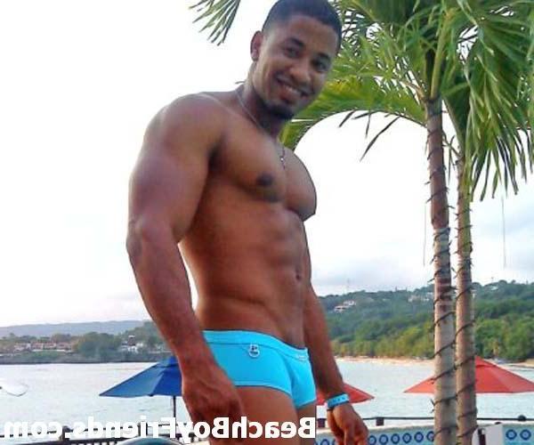 10P Sexy amatuer guys flaunt their masculine bodies at the beach