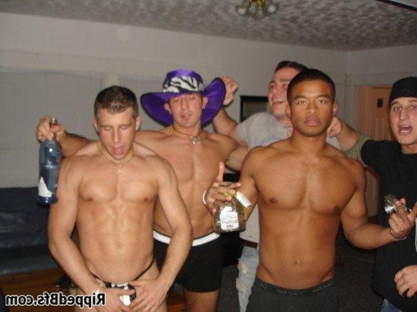 10P Sexy hunk proudly shows his muscular body on camera
