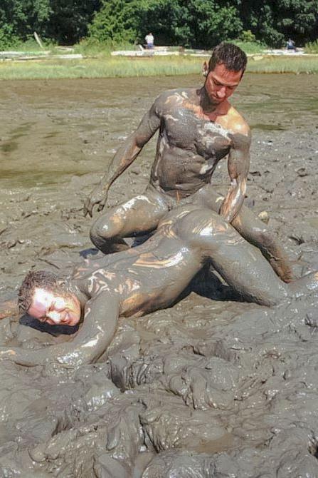 20P Muscle couple outdoor wrestling and thrusting the liquid mud