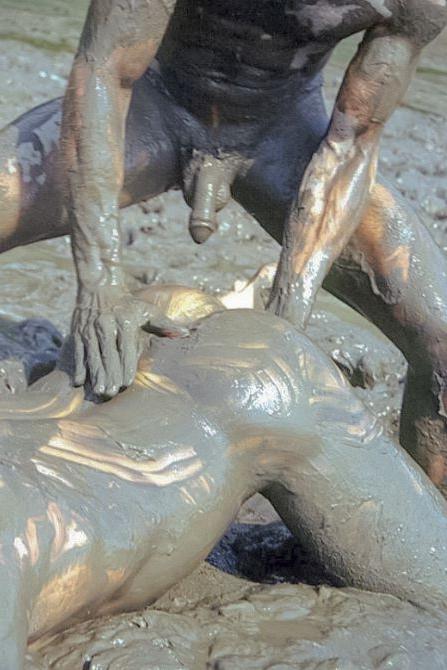 20P Muscle couple outdoor wrestling and thrusting the liquid mud