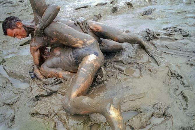 20P Muscle couple outdoor wrestling and thrusting the liquid mud