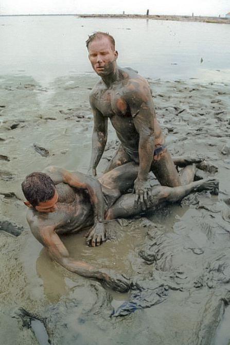 20P Muscle couple outdoor wrestling and thrusting the liquid mud
