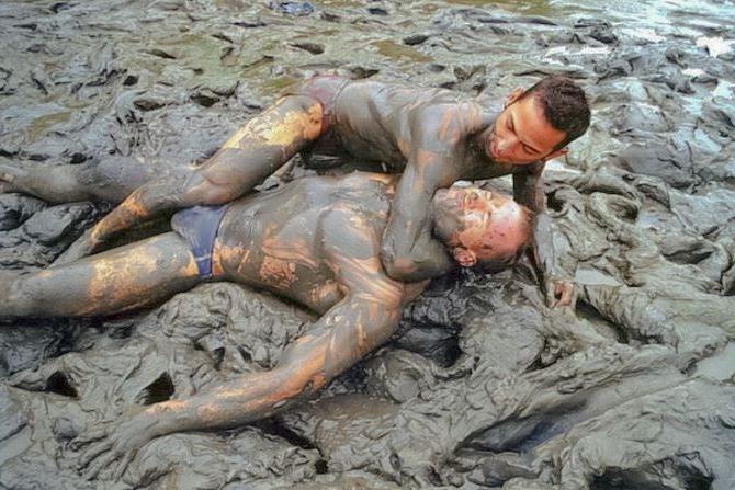 20P Muscle couple outdoor wrestling and thrusting the liquid mud