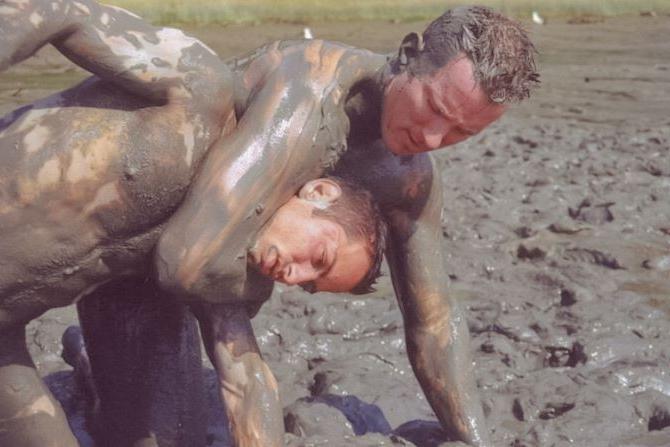 20P Muscle couple outdoor wrestling and thrusting the liquid mud