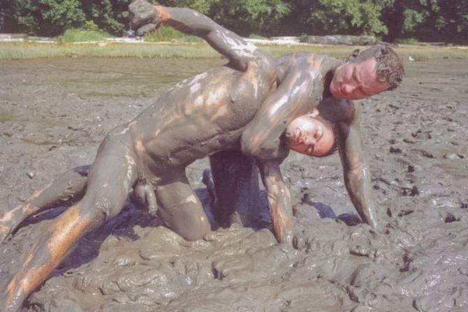 20P Muscle couple outdoor wrestling and thrusting the liquid mud