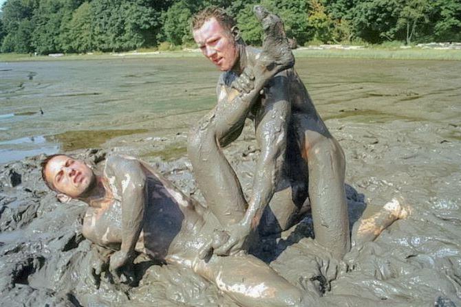 20P Muscle couple outdoor wrestling and thrusting the liquid mud