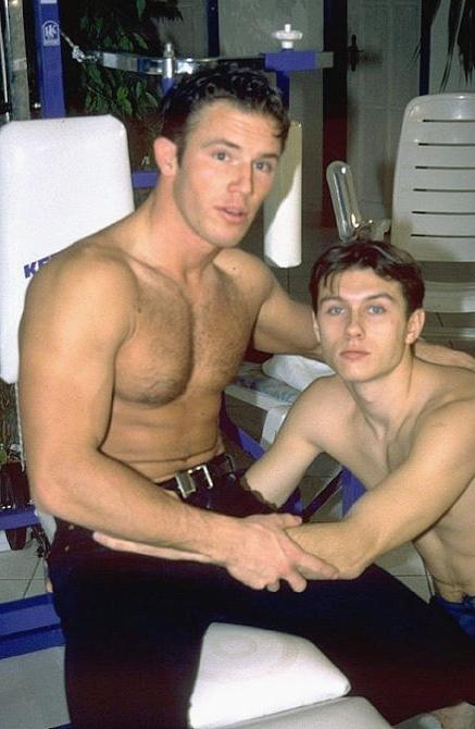20P Muscle dude and sweet twink enjoy blowing and diddling in a gym