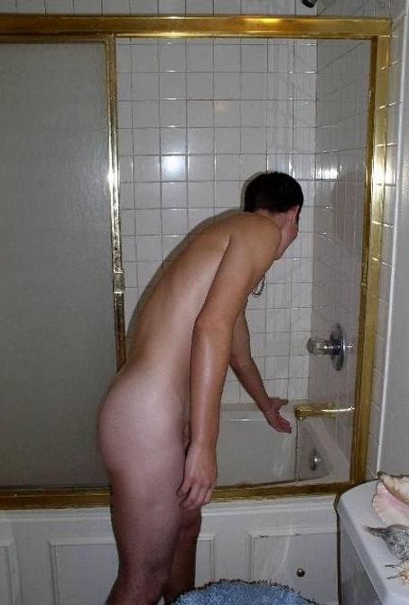 20P Two amateur college dudes enjoy peeing and taking a shower