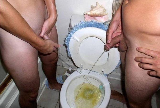 20P Two amateur college dudes enjoy peeing and taking a shower