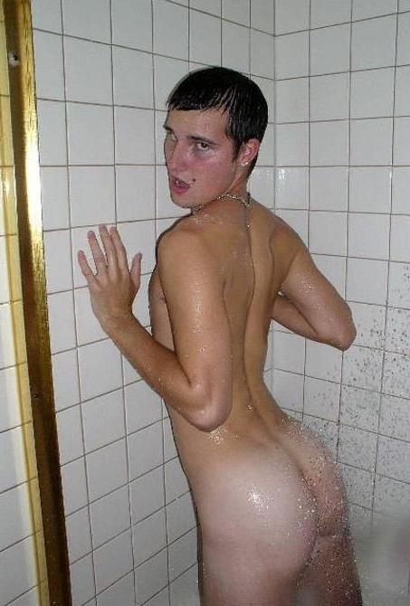 20P Two amateur college dudes enjoy peeing and taking a shower