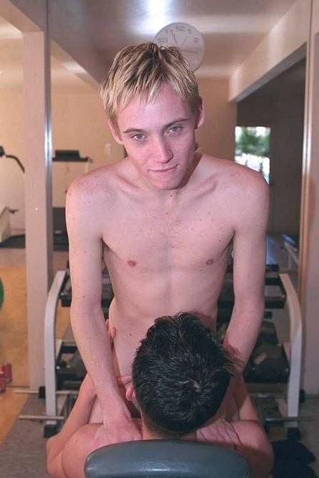 20P Two hot college twinks sucking each others cock in a dark gym