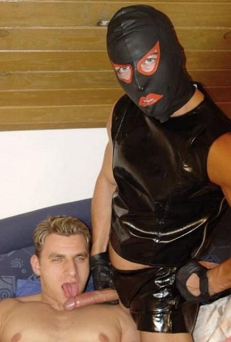 20P Smooth muscles and a mask man sucking, rimming and pounding