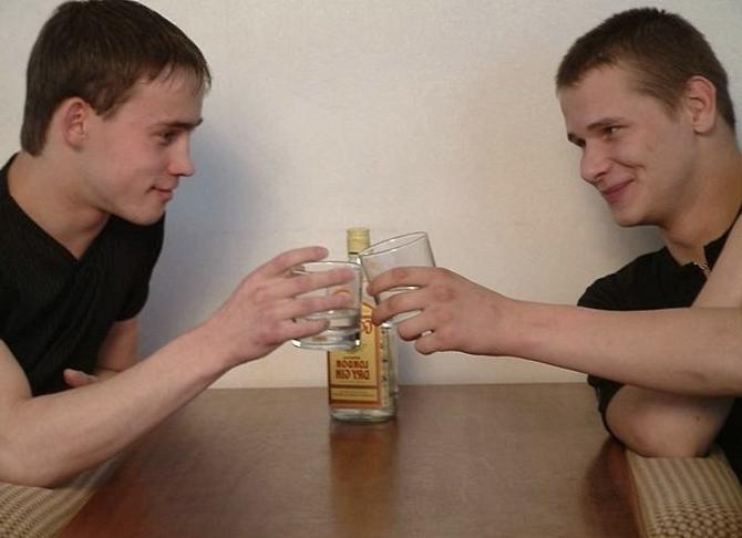 20P Two drunken college dudes enjoy sucking each others sweet cock