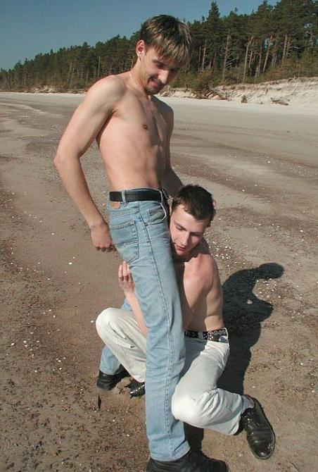 20P Two college twinks screwing and cumming gusto on the sea coast
